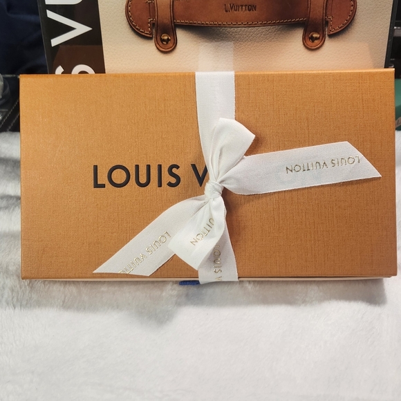 EUC-LOUIS VUITTON VERNIS WALLET- RED- With LV Chain, box, and ribbon - Picture 2 of 14